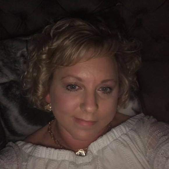 Profile Picture of Melissa Drennon (@melissa_drennon) on Poshmark