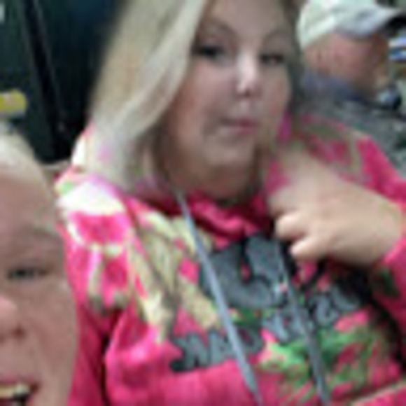 Profile Picture of Lisa Croner (@lcroner73185) on Poshmark