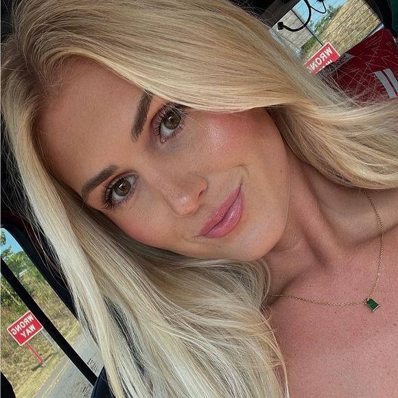 Victoria Ouellette - Poshmark Profile Picture of Victoria Ouellette (@victoriado) on Poshmark