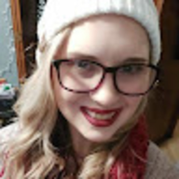 Profile Picture of Kathryn Heesh (@kathrynheesh) on Poshmark