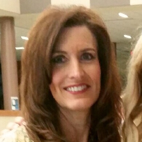 Profile Picture of Dayna Gilbreath (@deejgil) on Poshmark