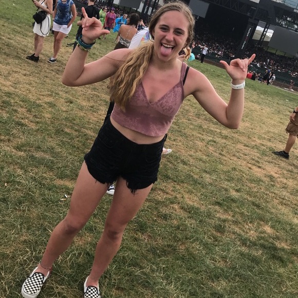 Profile Picture of Olivia Boocks (@oliviaboocks) on Poshmark