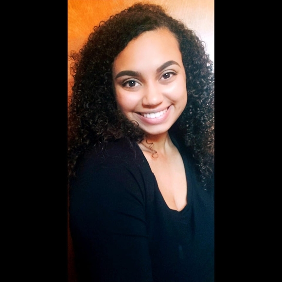 Profile Picture of Danielle Ewing (@danielle_ewing) on Poshmark