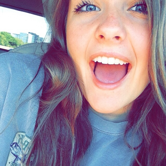 Profile Picture of Liv Macfee (@livmacfee) on Poshmark