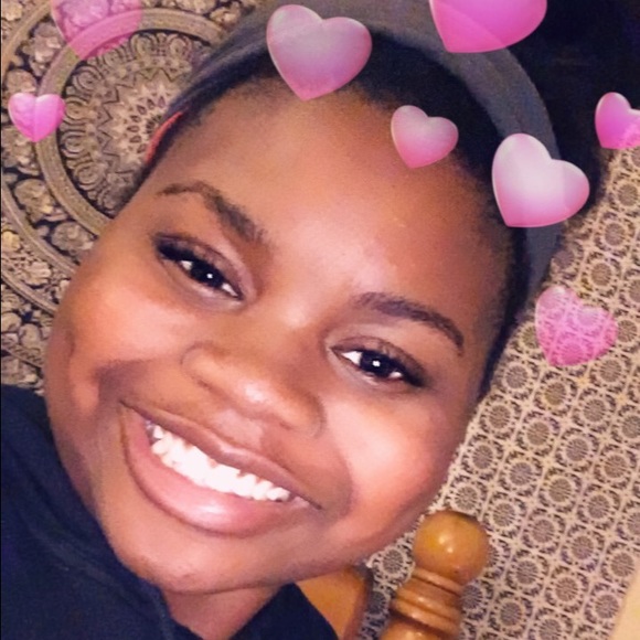 Profile Picture of Troi Howell (@troinichole) on Poshmark