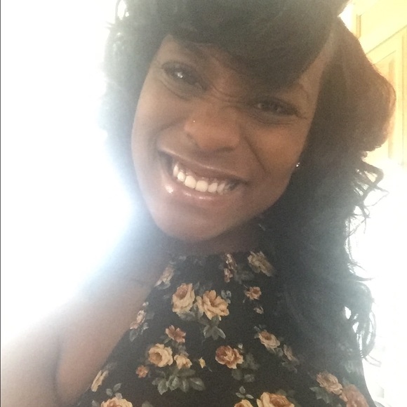 Profile Picture of Rachelle Glascoe (@chell8907) on Poshmark