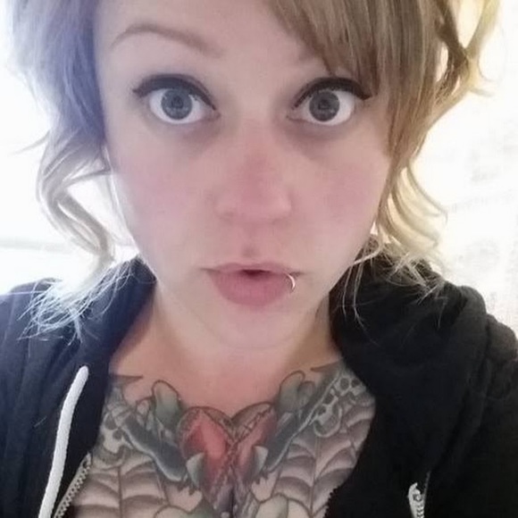 Profile Picture of Brooke Schell (@schellbrooke) on Poshmark