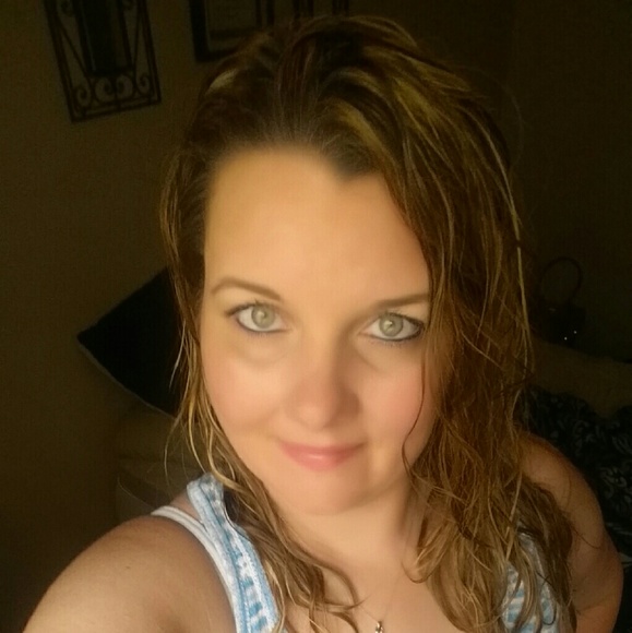 Profile Picture of Lisa Hudson (@hdsnlisa) on Poshmark