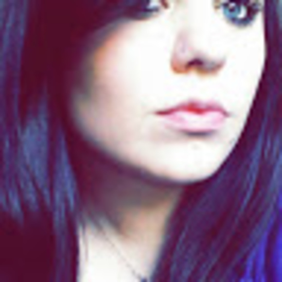 Profile Picture of Alecia Forro (@alecia40forro) on Poshmark