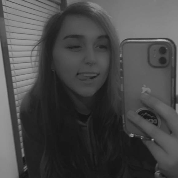 Profile Picture of Ali Middlemas (@alimiddlemas) on Poshmark