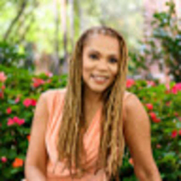 Profile Picture of Julia robinson Moore (@juliarmoore84) on Poshmark