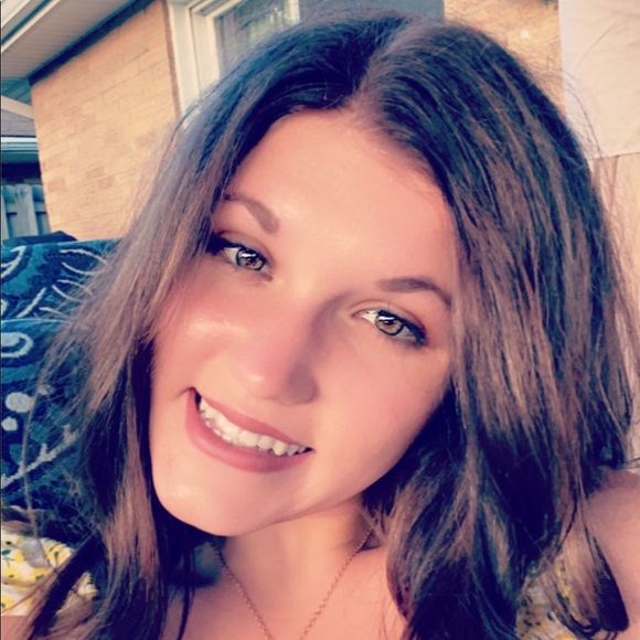 Profile Picture of Callie Lessick (@callie_lessick) on Poshmark