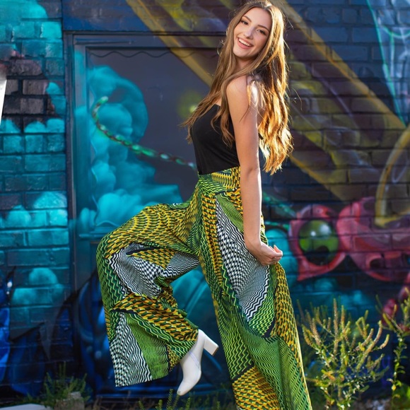 Profile Picture of Emma Bikoff (@emmabikoff94) on Poshmark