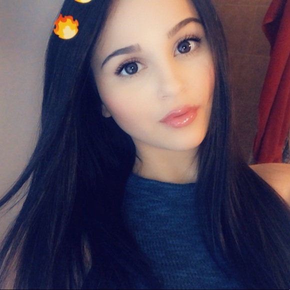 Profile Picture of Kassidy Hilthon (@kassidyxoxo) on Poshmark