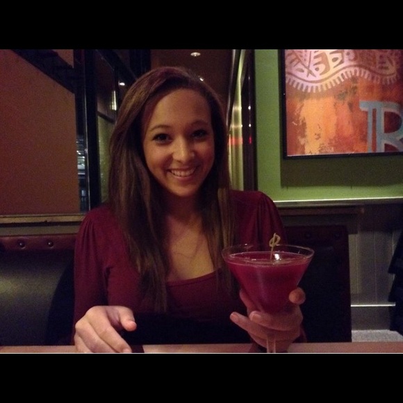 Profile Picture of Anna Strothers (@annastrothers) on Poshmark
