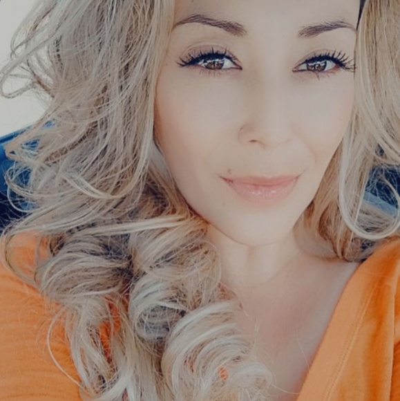 Profile Picture of Jamie Quayle (@jamiequayle886) on Poshmark
