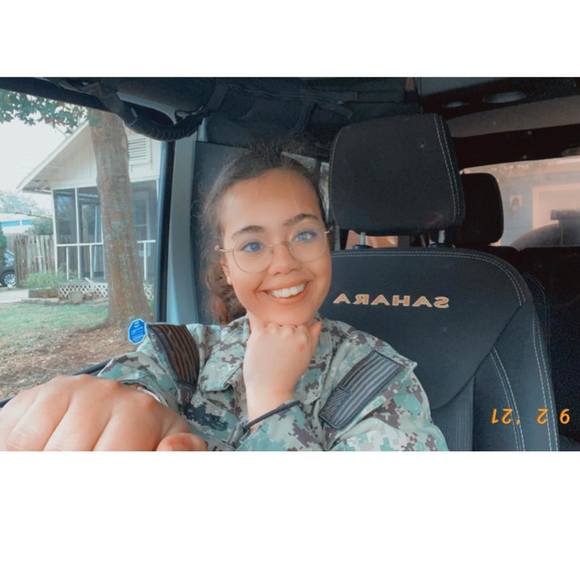 Profile Picture of Regina Almgren (@swirlicorn) on Poshmark