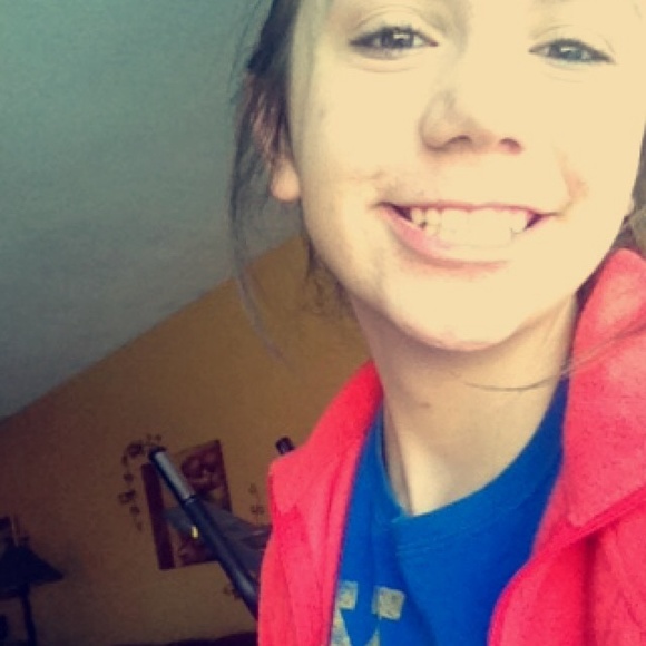 Profile Picture of Olivia Petrik (@oliviapetrik) on Poshmark