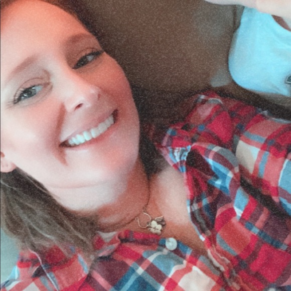Profile Picture of Jess Holt (@jess579982) on Poshmark
