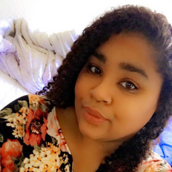 Aurellia Valencia - Poshmark Profile Picture of Aurellia Valencia (@aurelliav) on Poshmark