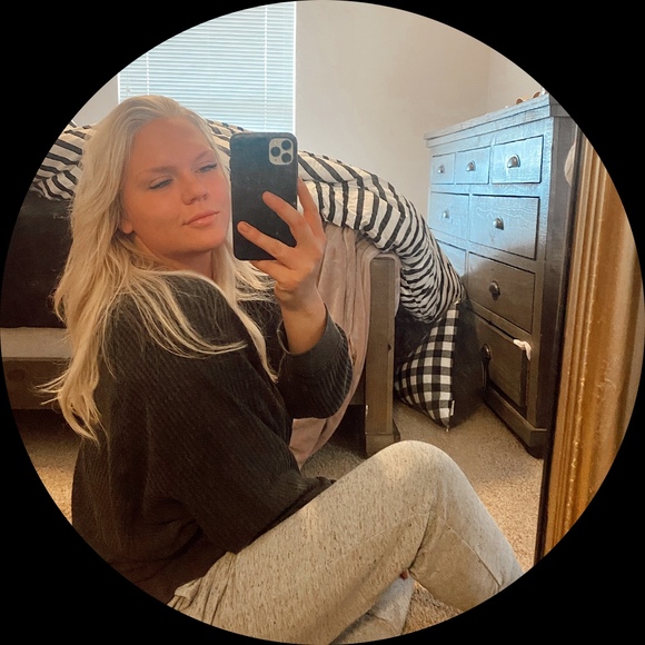 Profile Picture of Kalli Wittenhagen (@kalliwitte) on Poshmark