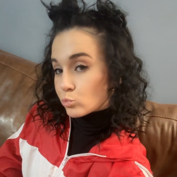 Profile Picture of Allie Jourdan (@alliejourdan64) on Poshmark