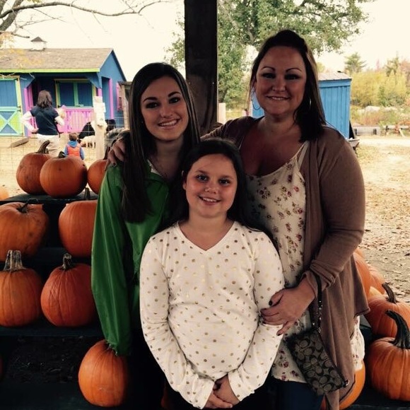 Profile Picture of Amber Stottlar (@provencal1979) on Poshmark