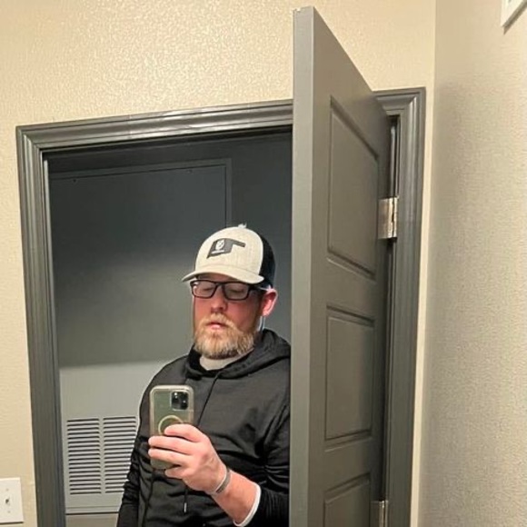 Profile Picture of Scott Bowen (@sebowen15) on Poshmark
