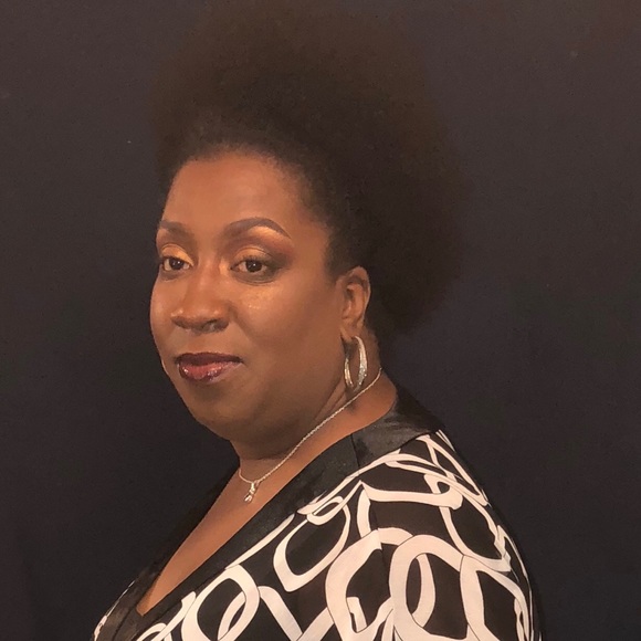 Profile Picture of Valarie Moore (@poochie302329) on Poshmark