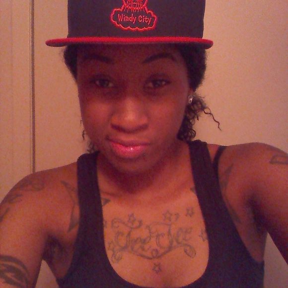 Profile Picture of Tia Andrews (@teetee_the1) on Poshmark