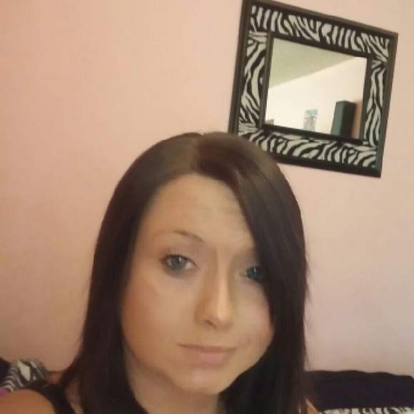 Profile Picture of Lacey Thornton (@laceythornton92) on Poshmark