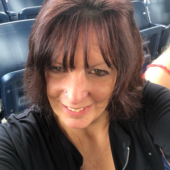 Profile Picture of Cyndi Roberts (@cyndi_roberts) on Poshmark