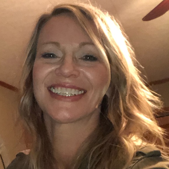 Profile Picture of Shannon Null (@sknull4) on Poshmark