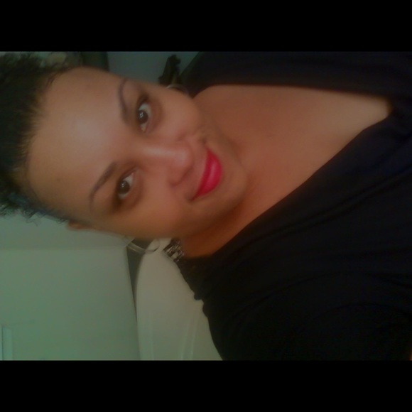 Monique Sumlar - Poshmark Profile Picture of Monique Sumlar (@iddressa) on Poshmark