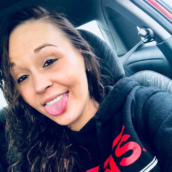 Profile Picture of Tara Cusick (@taraskyecusick) on Poshmark