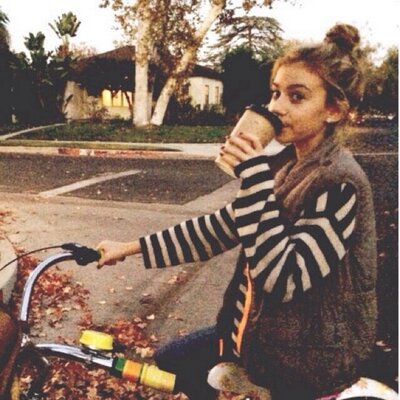 Profile Picture of READ BIO PLEASE!! (@GenevieveIsLand) on Twitter