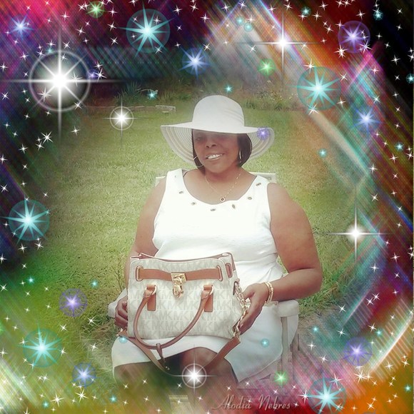 Profile Picture of Laurie Moore (@maxjne22) on Poshmark