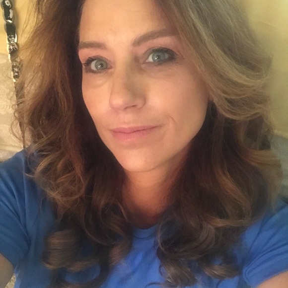 Profile Picture of Sharon Devries (@sharebear711) on Poshmark