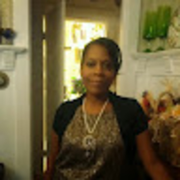 Profile Picture of Tia Moore (@tcmoo36) on Poshmark