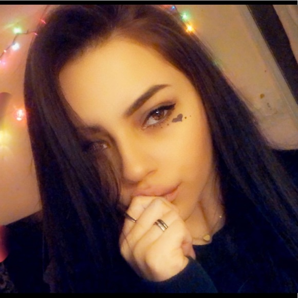 Profile Picture of Jazmin Roscom (@alasxdoe) on Poshmark