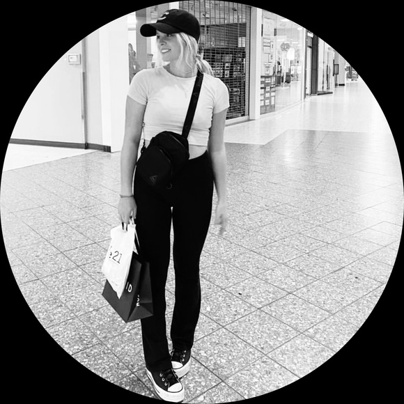 Profile Picture of Penelope Day (@penelopeday150) on Poshmark