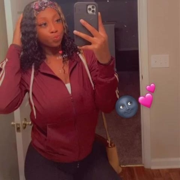 Profile Picture of Chasity Daniels (@ceechass) on Poshmark