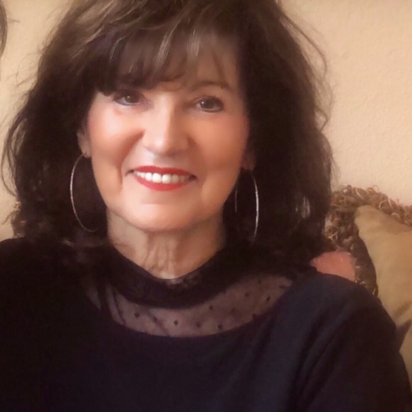 Profile Picture of Lidia Silveira-silva (@lilisilveira) on Poshmark