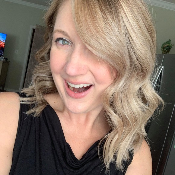 Profile Picture of Julie Strickland (@mayfairy25) on Poshmark