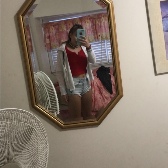 Profile Picture of Ava Knoedler (@avaknoedler) on Poshmark