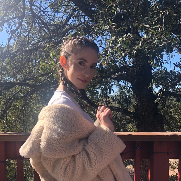 Profile Picture of Anna Landsman (@alandsman124) on Poshmark