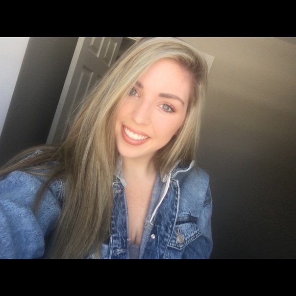 Profile Picture of Fallon Perry (@fallonanita) on Poshmark