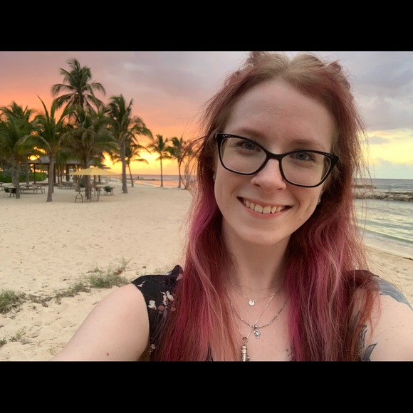 Profile Picture of Jeana Egender (@jeanalikescats) on Poshmark