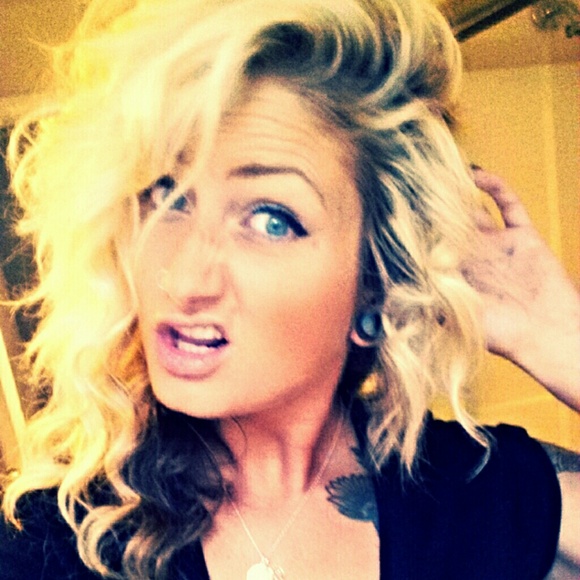 Profile Picture of Danielle Dawson (@rylin0419) on Poshmark