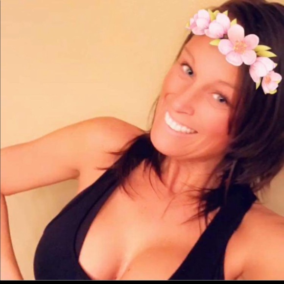 Profile Picture of Rondi Ricks (@rondiricks) on Poshmark